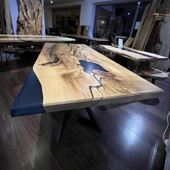 Preview: Ein besonderer Tisch mit guter Tradition, konservativ schön und grundtief lebendig durch masserungreiche Bergulme. Eine ganze Platte voller Leidenschaft veredelt durch einen tief blauen Epoxidharz auf einem Spider Gestell.